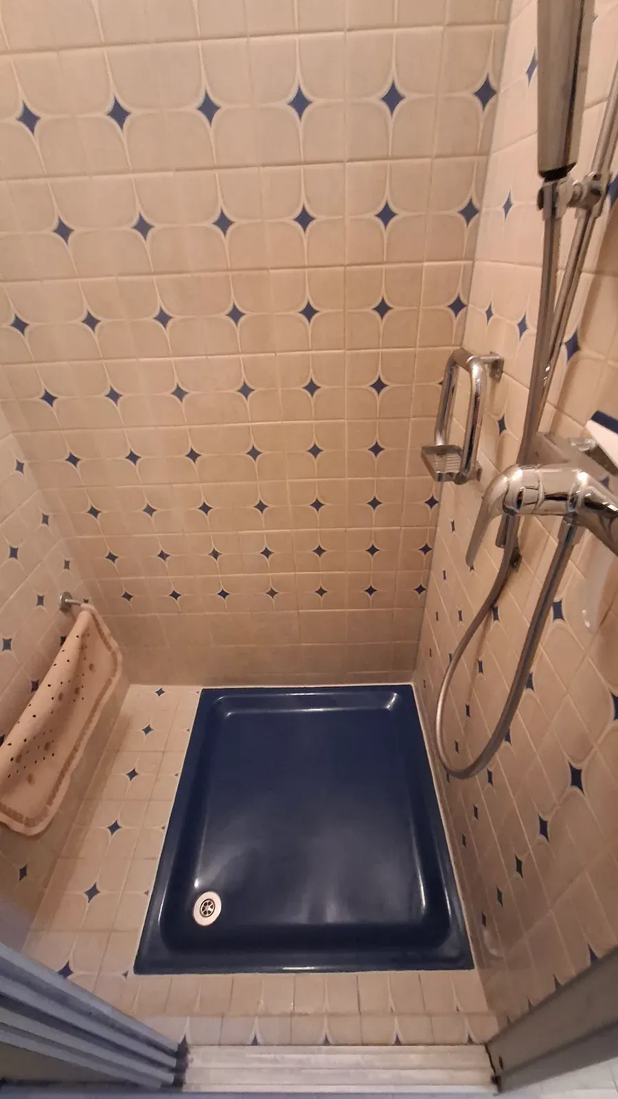Badezimmer nach der Entkalkung und Reinigung